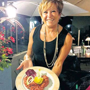 Ivana Rodrigues présente, heureuse, son tartare.